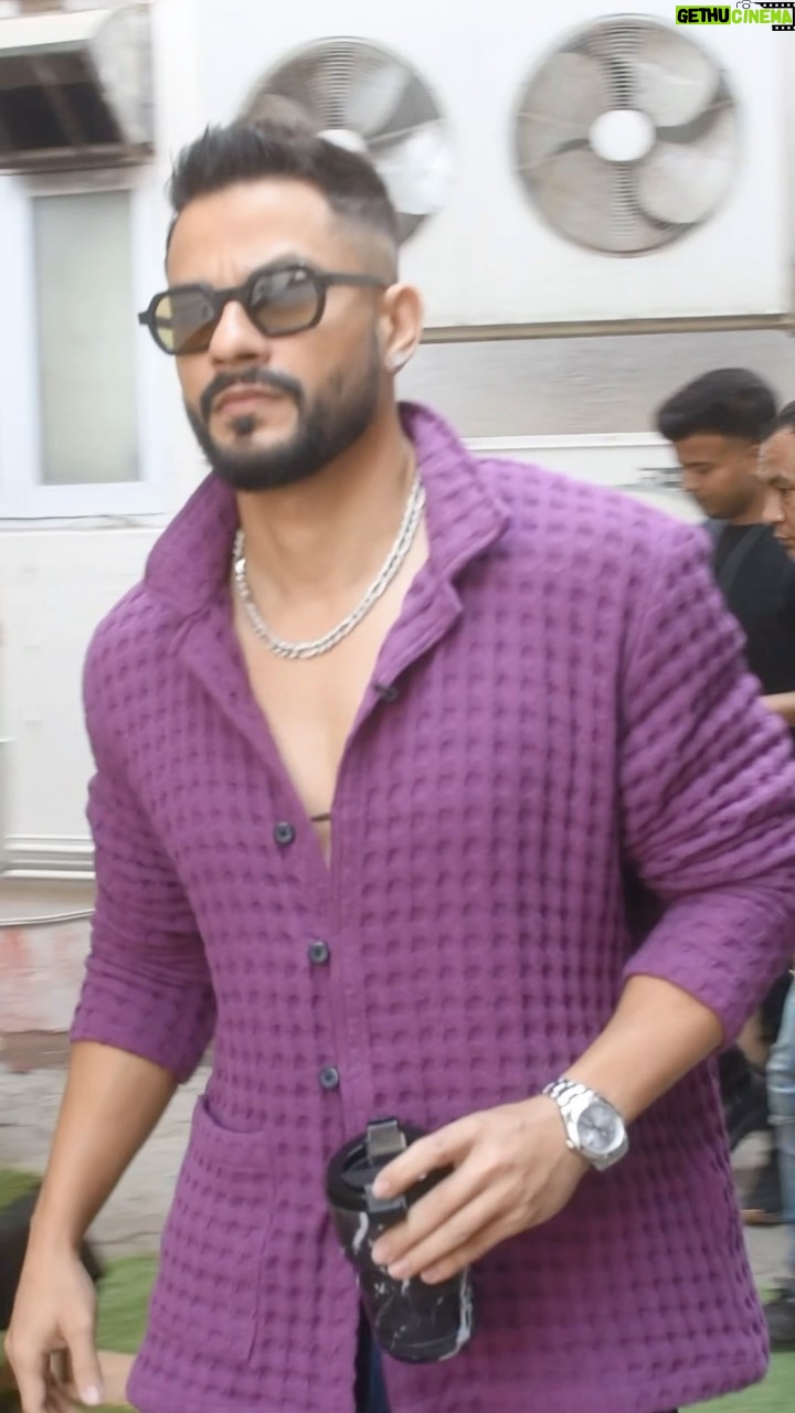 Kunal Khemu Instagram - Just a random reel from a not so random day at the pop kaun promotions Pop kaun will be streaming on @disneyplushotstar from midnight tonight Watch watch watch Shot and edited by : @bhushanpunsephotography