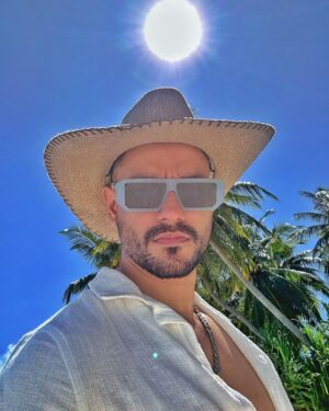 Kunal Khemu Instagram - Happy Birthday to me 😎
Now let’s make 40 look good