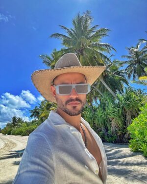 Kunal Khemu Instagram - Happy Birthday to me 😎
Now let’s make 40 look good