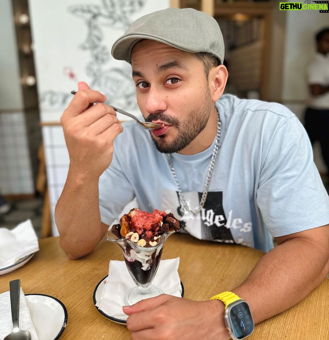 Kunal Khemu Instagram - Yes I think about dessert during my meal Yes I do make sure I get to eat the dessert that I thought of Yes I don’t know yet how to be patient with ice cream and often end up getting a brain freeze .. #truestory #brainfreeze #dessert #food Picture by: @sakpataudi aka sunshine ☀️