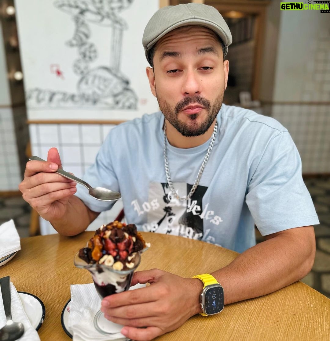 Kunal Khemu Instagram - Yes I think about dessert during my meal Yes I do make sure I get to eat the dessert that I thought of Yes I don’t know yet how to be patient with ice cream and often end up getting a brain freeze .. #truestory #brainfreeze #dessert #food Picture by: @sakpataudi aka sunshine ☀️