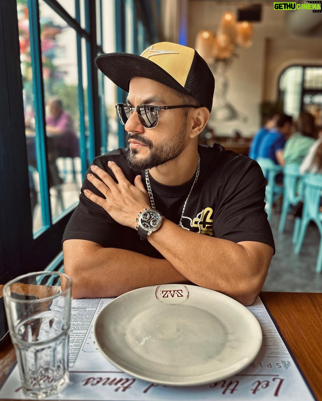 Kunal Khemu Instagram - Luncheon munchin 🍔 🍟