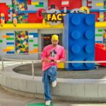 Kunal Khemu Instagram – Lego land mae chal chal ke lego 🦵 ke lag gaye 
Yeh photo andar jaane se pehle ki hai 😂