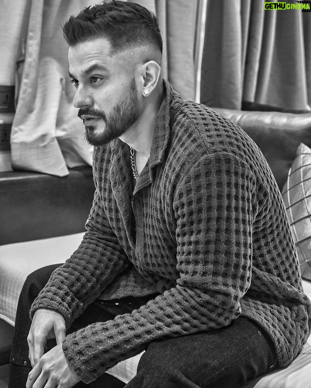 Kunal Khemu Instagram - Black & white ain’t about wrong or right