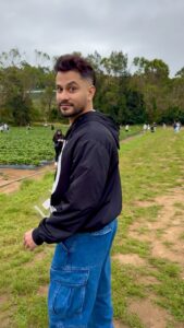 Kunal Khemu Instagram - देसी बाबू 🙍🏽‍♂️ English मेम🙎‍♀️ Or just a confused guy🤷🏽‍♂️ #strawberry #strawberrypicking🍓 #farm #strawberryfarm #australia