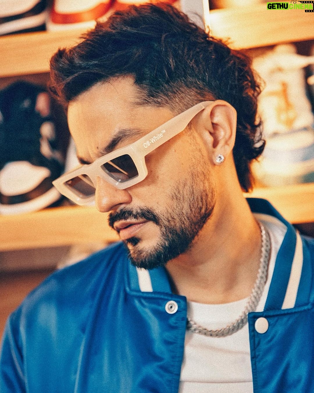 Kunal Khemu Instagram - Monday blues got a cure in the new track from our film #madgaonexpress Go listen and groove π π Styled by: @suvidhiijainn Jewels: @shopzillionaire @ayanasilverjewellery Photographer: @distortedmemories @anushaprabhu