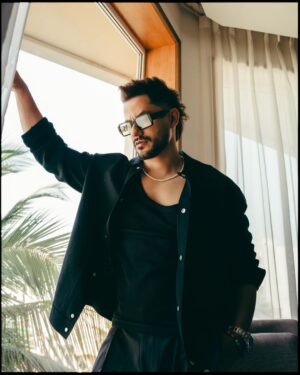 Kunal Khemu Instagram - 🖤K

Styled by: @suvidhiijainn
Jewellery: @shopzillionaire 
Phorographer: @thesikhboy