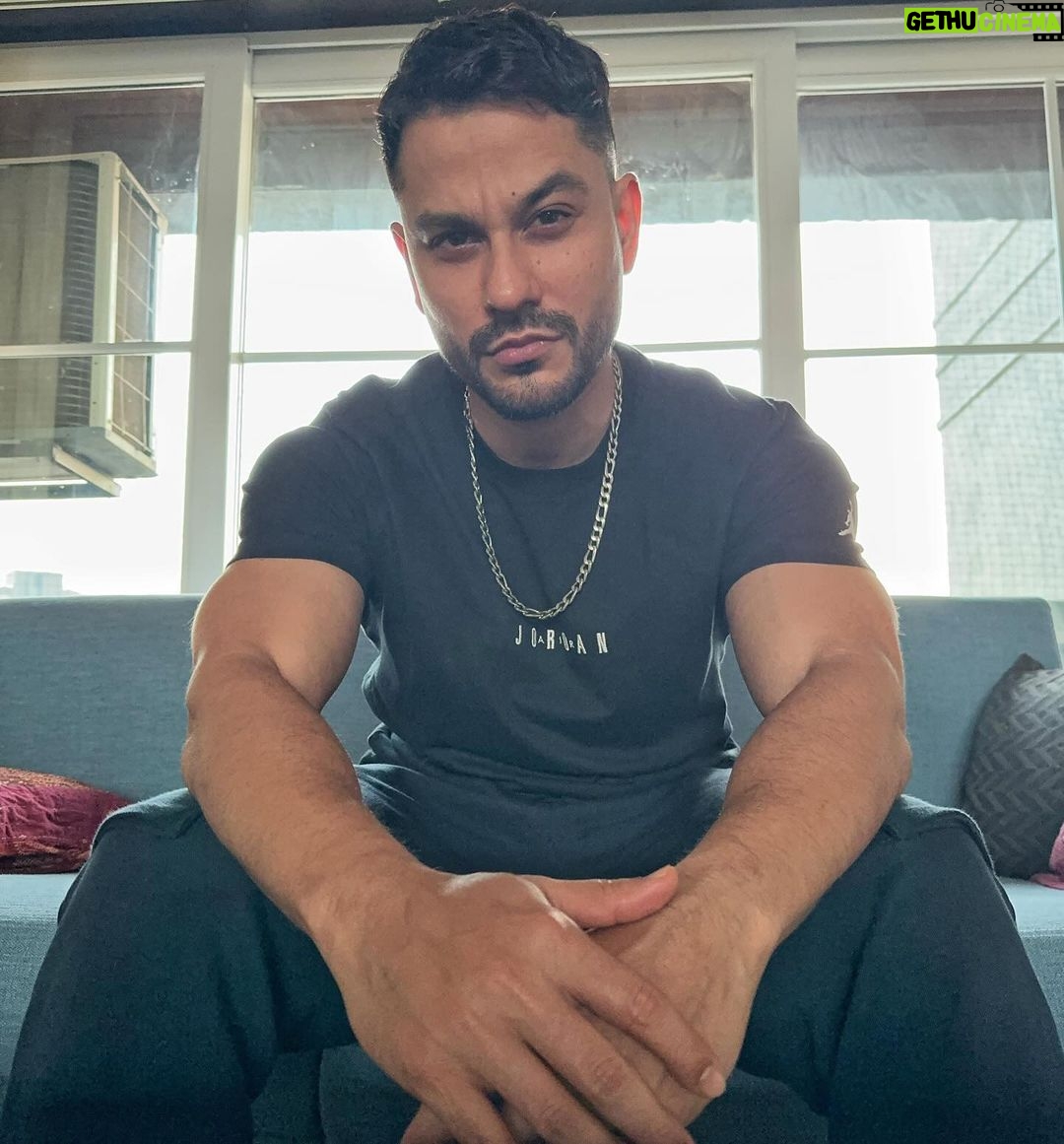 Kunal Khemu Instagram - Zoom in zoom out of various moods, colours and perspectives #selfpotraits