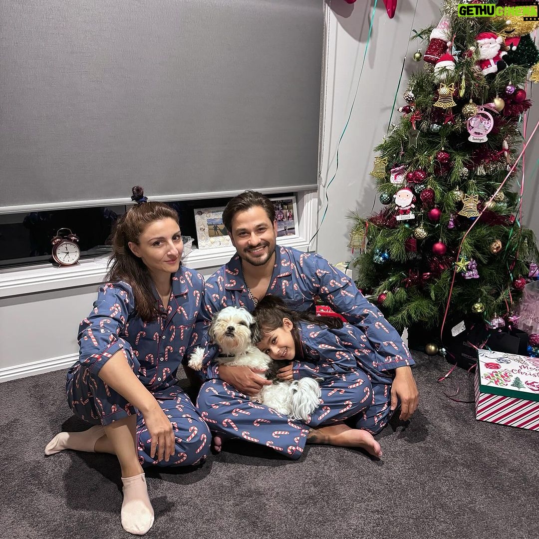 Kunal Khemu Instagram - All is calm (not), all is bright - Merry Christmas everyone !!! 🎄 #merrychristmas #christmaseve