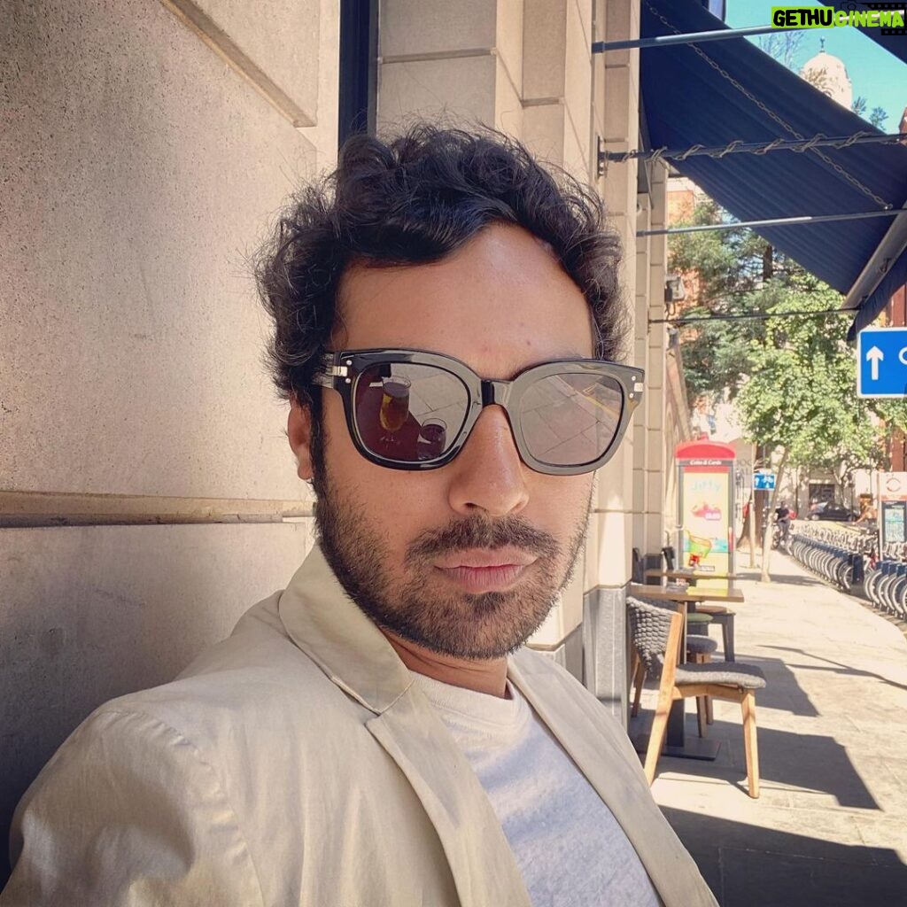 Kunal Nayyar Instagram - Miami Vice! In London. Miami Spice? Aaaahhh I’m confusing my references. Last few days of vacation. Sending you love wherever you are:)