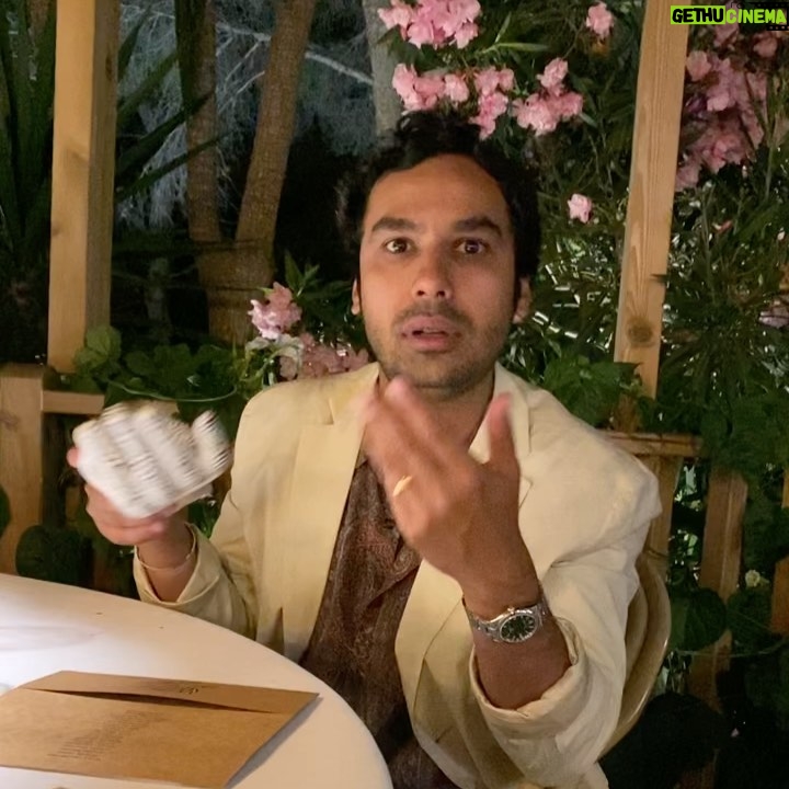 Kunal Nayyar Instagram - Don’t serve me food in cool plates, I will use them as hands. I’m a child. #summerofkunal