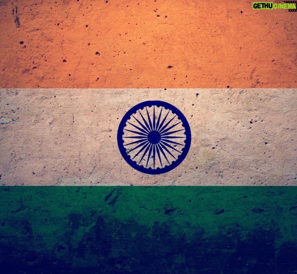 Kunal Nayyar Instagram - Happy Independence Day Bharat, meri jaan. Proud to come from the land of seekers. Missing Mom and Dad and my brother and all my cousins and nieces and nephews today. Missing the soil, missing home. Jai Hind!