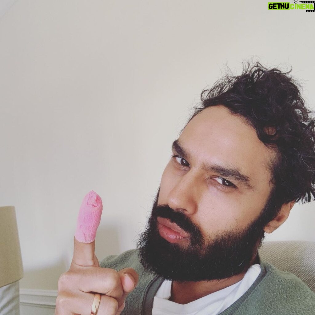 Kunal Nayyar Instagram - The finger is back!!!! I’m going live in 30 minutes! Who’s in??
