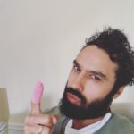 Kunal Nayyar Instagram - The finger is back!!!! I’m going live in 30 minutes! Who’s in??