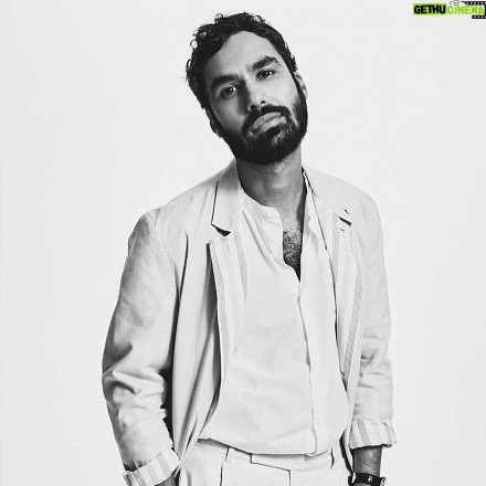 Kunal Nayyar - 86.2K Likes - Take a pause from what youāre doing right now, and be aware of what youāre feeding your mind in this moment. If it is a negative thought about yourself replace it with a positive one, if it is a judgmental thought about someone else make it one of understanding and compassion, if it is me against the world, replace it with union with the universe... if you practice this regularly youāll realize how much junk food you are putting in your mind and youāll start to feed it betterā soon your emotions will turn sweet, and love will become your perfume:) Happy Monday:) #consciousness