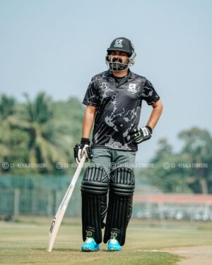 Kunchacko Boban Instagram - Our very own Captain Cool @kunchacks gearin’ up!!! 🏏✨

#happyhappyccl #ccl #celebritycricketleague #keralastrikers #

@cclt20 @keralastrikersofficial @celebritycricketclub
