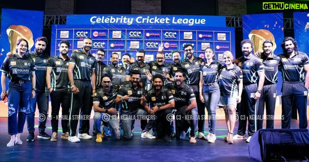Kunchacko Boban Instagram - With the largest contingent at the Curtain Raiser, Team C3 Kerala Strikers is ready to go BIG this season! 🙌🏻🎊 #happyhappyccl #ccl #cricket #celebritycricketleague # @cclt20