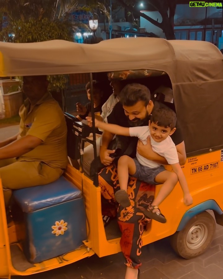Kunchacko Boban Instagram - Sometimes the little things in life brings the biggest of happiness….🤣🥳🙃 Kudu kudu vandi 🛺 at Kovai! #familyFriendsFun #automalsaram @priyaakunchacko