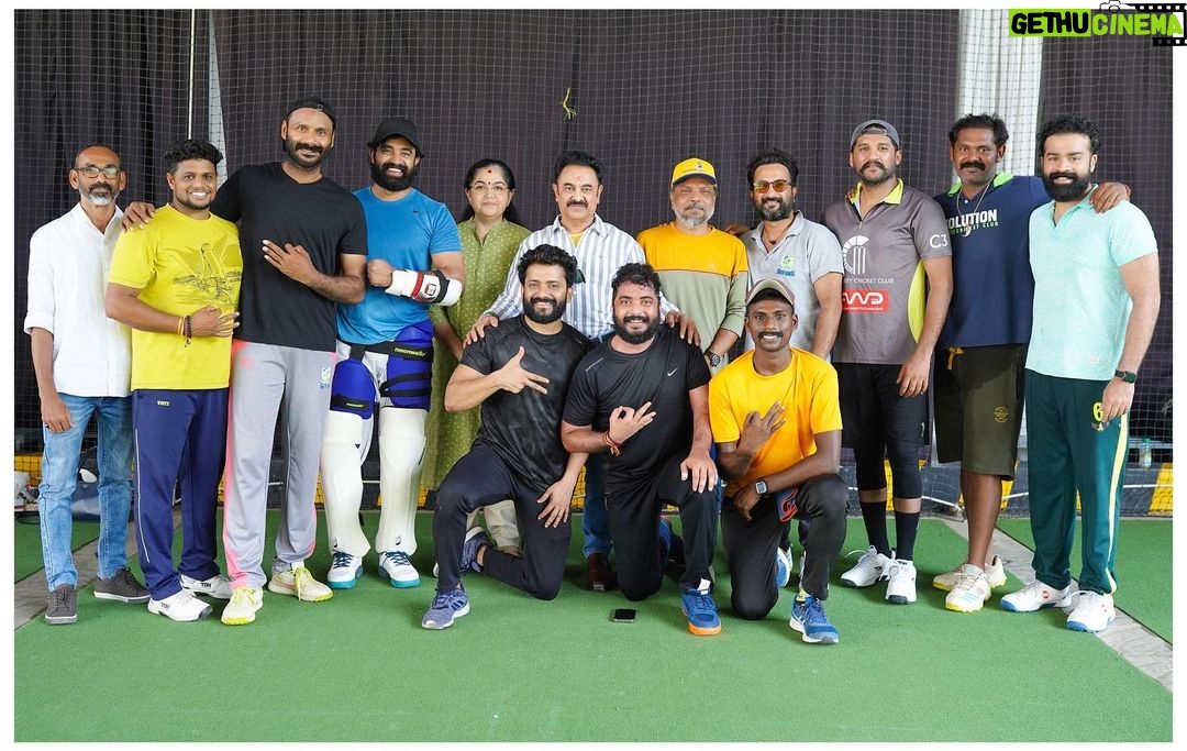 Kunchacko Boban Instagram - C3-keralastrikers ❤️❤️❤️ @vivekgopan @iamunnimukundan @cclt20 @bindu_dijendranath @singer_nikhil_k_menon @kunchacks @arjunnandhakumar @shafiqurahiman @siju_wilson @manikuttantj @rajeev_govinda_pillai @sethuppathy @sethuppathy @mohanlal @indrajith_s @siddharth2121 @saijukurup @prajodkalabhavan @antony_varghese_pepe @sanjusivram @prasanthpalex @vivekgopan @jean.lal #cricket #celebrity #cricketlovers #celebritycricketleague #c3 #keralastrikers #malayalam #mollywood #filmindustry #media #ccl #bollywood #cricketlover #cricketmemes #pratice