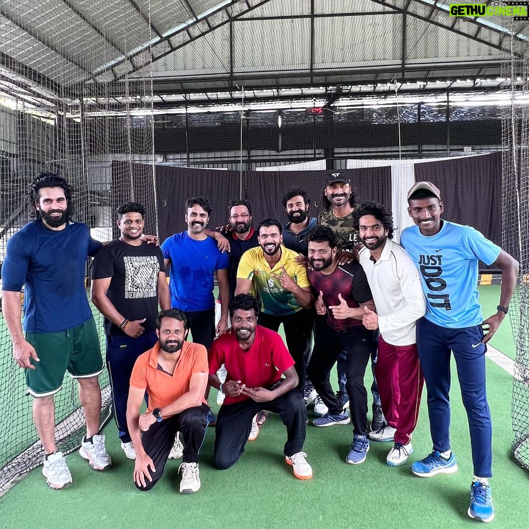 Kunchacko Boban Instagram - C3 Keralastrikers ❤️ When we come together, we’re unstoppable😘😘 . . @manikuttantj @kunchacks @shafiqurahiman @singer_nikhil_k_menon @rajeev_govinda_pillai @sanjusivram @vivekgopan @siddharth2121 @siju_wilson @vinumohan_actor @thevijayyesudas @prajodkalabhavan @prasanthpalex @saijukurup @asifali @iamunnimukundan @antony_varghese_pepe @arjunnandhakumar #celebritycricketleague #cricket #keralastrikers #mollywood #malayalam #malayalamfilmindustry #malayalamactor #malayalammovies #movies #cricket #cricketlovers #cricketfans #cricketreels #entertainment #music #ccl