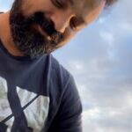 Kunchacko Boban Instagram - …………K & K……. KAAYU🐶 & KUNCHACKO🧔🏻 That’s what you call a Very Very Good Morning 🌞 @oommenachu #withfriendslikefamily #leejosaab