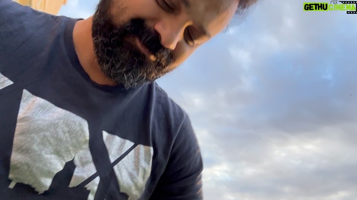 Kunchacko Boban Instagram - …………K & K……. KAAYU🐶 & KUNCHACKO🧔🏻 That’s what you call a Very Very Good Morning 🌞 @oommenachu #withfriendslikefamily #leejosaab