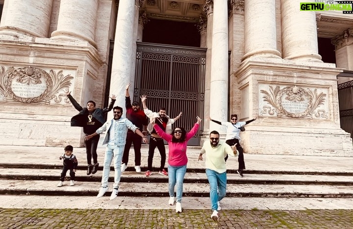 Kunchacko Boban Instagram - Let the Good Times Roll… To the Next Year as well…..& Always✨✨ Babye 2022…..🤩🤩 Rock On 2023…..🥳🥳 @rameshpisharody @manju.warrier @rjmithun @bineeshchandra @priyaakunchacko @familyfriendsfilmsfun #italyromevatican