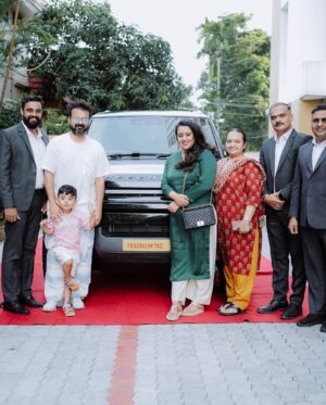 Kunchacko Boban Instagram - Customized defender 🔥🔥🔥
Blacky defender🔥🔥🔥
Welcome to the world of defender @kunchacks