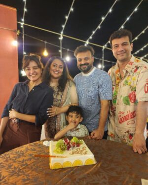 Kunchacko Boban Instagram - Having a blast with my Lady on her Birthday 🥳 
And nice to have a group of equally weirdo guys around you to make the occasion super krazy😜 
Thank you all for making her day a memorable one with so much fun and love 💕 
Priya….Am actually running outta words to define/describe what you mean to me.All I can say is that you are more than everything to me!!!
Ummmwuaaah😘😘😘
Thanks to each and everyone who has showered their  blessings and wishes from around the world😍😍
@priyaakunchacko @rameshpisharody @manju.warrier @ratheesh_balakrishnan_poduval @shajinadesan.official @subhavinil @rajeshmadhavan @jayrkrishnan @bineeshchandra @vivek__harshan @bijusk_sadanandan @soulfood_by_devu