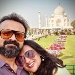 Kunchacko Boban Instagram - ……🤩25years of courtship❤️….. And celebrating that in the backdrop of the monument that epitomise love 💕 @priyaakunchacko