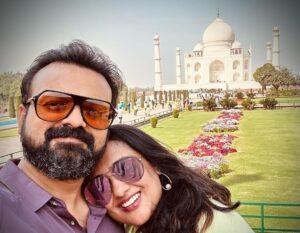 Kunchacko Boban Instagram - ……🤩25years of courtship❤️…..
And celebrating that in the backdrop of the monument that epitomise love 💕 
@priyaakunchacko