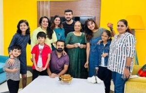 Kunchacko Boban Instagram - All about the Birthday gal being surprised with love and love only ❤️❤️❤️❤️❤️
Happy Birthday AMMAANJI..🥳
😘😘Ummmwuaaah😘😘