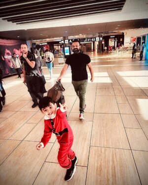 Kunchacko Boban Instagram - Doing the Victory Lap✌🏽
With God’s Gift….😇
👋🏽👋🏽👋🏽………2022…….🤩🤩🤩
@25yearsofKB @kunchackobobanproductions #udayapictures @ariyippu @nnathaancasekodu