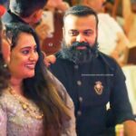 Kunchacko Boban Instagram - Some looks stay lightened up for a lifetime!! 😍😍😍😍😍🤩🤩🤩🤩🤩😍😍😍😍 @priyakunchacko #Opriyae 🎶