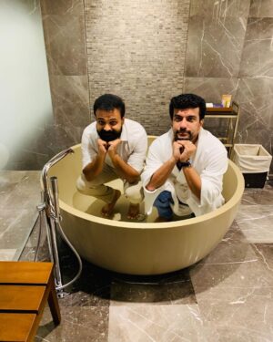 Kunchacko Boban Instagram - Cudnt help sharing this funny pic dear Pishooooooo!!!😜
Thank you for being such a happy face in our life dear..For being such a great friend,support,family,co-actor and the craziest one to make our life pretty much crazy kool!!😎🥳🥳
🥰🥰Happy Birthday Pishu Boy🥳🥳@rameshpisharody
Izu boy,Priya and myself😎