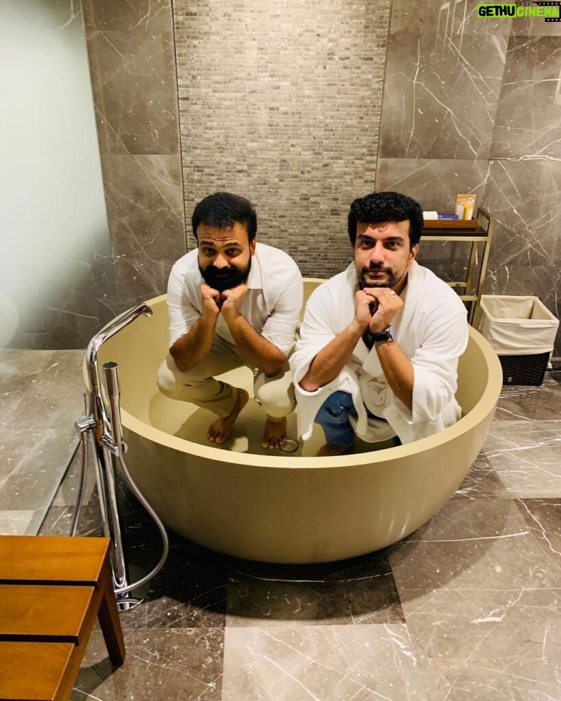 Kunchacko Boban Instagram - Cudnt help sharing this funny pic dear Pishooooooo!!!😜 Thank you for being such a happy face in our life dear..For being such a great friend,support,family,co-actor and the craziest one to make our life pretty much crazy kool!!😎🥳🥳 🥰🥰Happy Birthday Pishu Boy🥳🥳@rameshpisharody Izu boy,Priya and myself😎