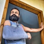 Kunchacko Boban Instagram - Oru “പരുക്കൻ" 👺character demand cheytha "പരിക്ക് "🤕 !! #freakaccident #rehabwithshoot #kayyilirippu#kayyilparikk #tinupappachanmovie