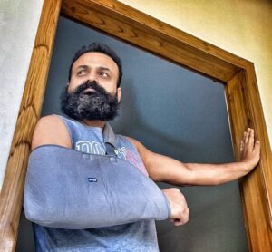 Kunchacko Boban Instagram - Oru “പരുക്കൻ" 👺character demand cheytha "പരിക്ക് "🤕 !!
#freakaccident #rehabwithshoot
#kayyilirippu#kayyilparikk
#tinupappachanmovie