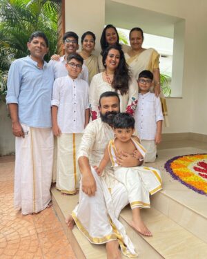 Kunchacko Boban Instagram - 🌼🌼Happy Onam dears🌼🌼🌼
Thank you for making this extra special for all the love for 
NNNA THAAN CASE KODU & OTTU😍😍😍😍😍😍🔥🔥🔥🔥🔥🔥
@nnathaancasekodu @ottumovieofficial