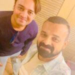 Kunchacko Boban Instagram - @kunchacks promoting #Ottu as the movie releases tomorrow! #Ottufromtomorrow #september8th #kunchakoboban @ottumovieofficial #ArvindSwami @apnabhidu @fellu1987 @augustcinema @shajinadesan.official @yourseesha @amaldaliz @gautham___sankar @aj_music_producer @kailasmenon2000 @writer.sanjeev @appubhattathiri @vinayaksasikumar @jins_baskar @abraham.midhun @ssyamanthak @stephy_zaviour