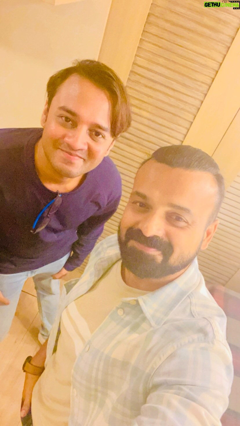 Kunchacko Boban Instagram - @kunchacks promoting #Ottu as the movie releases tomorrow! #Ottufromtomorrow #september8th #kunchakoboban @ottumovieofficial #ArvindSwami @apnabhidu @fellu1987 @augustcinema @shajinadesan.official @yourseesha @amaldaliz @gautham___sankar @aj_music_producer @kailasmenon2000 @writer.sanjeev @appubhattathiri @vinayaksasikumar @jins_baskar @abraham.midhun @ssyamanthak @stephy_zaviour