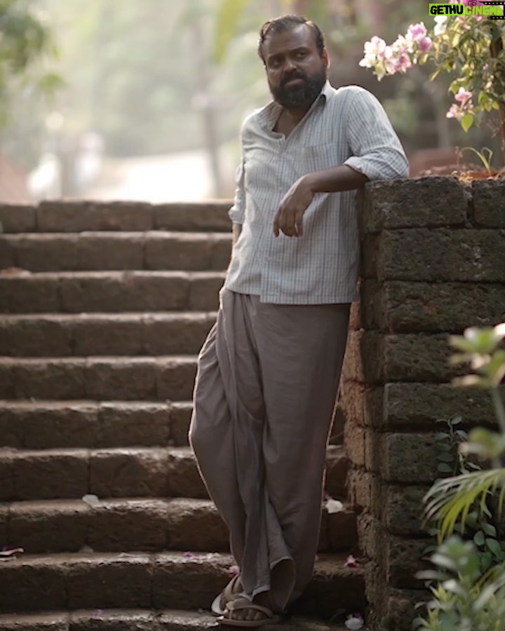 Kunchacko Boban Instagram - Stellar performances & power punch dialogues! 'Nna thaan case kodu' holding strong in all theaters! ๐คฉ . . เดจเตเดจเดพ เดคเดพเตป เดเตเดธเตโ เดเตเดเตโ (Sue me) in cinemas near you ๐ฟ @nnathaancasekodu (Sue me) @kunchacks @ratheesh_balakrishnan_poduval @santhoshkuruvilla @gayathrieshankar @rajeshmadhavan @ibasiljoseph @unnimango @manojkannoth @sherin_rachel_santhosh @arun.c.thampi @iamlistinstephen @sreejith.cv.3 @magicframes2011 @manwithamovingcamera @movierepublic.in @mrprofessional.in #nnathaancasekodu #SueMe #chackochan #ratheeshBalakrishnanPoduval #santhoshKuruvilla #dawnVincent #BennyKattappana #sudheeshGopinath #jobeeshAntony #vyshakSugunan #jothishshankar #vipinnairV #melwyJ #shalupeyad #hassanwandoor #udayaPictures #ListinStephen #magicFrames #STKframes #kunchackoBobanProductions #movierepublic #mrprofessional #theaters #inCinemas