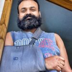 Kunchacko Boban Instagram - Oru “പരുക്കൻ" 👺character demand cheytha "പരിക്ക് "🤕 !! #freakaccident #rehabwithshoot #kayyilirippu#kayyilparikk #tinupappachanmovie