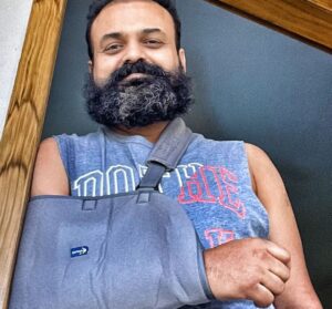 Kunchacko Boban Instagram - Oru “പരുക്കൻ" 👺character demand cheytha "പരിക്ക് "🤕 !!
#freakaccident #rehabwithshoot
#kayyilirippu#kayyilparikk
#tinupappachanmovie
