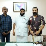 Kunchacko Boban Instagram - When you feel at home with the people’s choice…🗳 Sharing some moments of enlightenment ,laughter,open politics and camaraderie. With Minister Muhammad Riyas,Sakhavu Govindan Master and family,Minister V.N.Vasavan alongwith Producer Santhoshettan @santhoshkuruvilla . When a movie breaks barriers and makes Friends!! ☺️☺️☺️☺️☺️☺️ @nnathaancasekodu @ratheesh_balakrishnan_poduval @gayathrieshankar