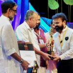 Kunchacko Boban Instagram - 2022 ലെ കേരള സംസ്ഥാന ചലച്ചിത്ര അവാർഡിൽ പ്രത്യേക ജൂറി അവാർഡ് (അഭിനയം) ബഹു.മുഖ്യമന്ത്രി ശ്രീ.പിണറായി വിജയനിൽ നിന്നും ശ്രീ.കുഞ്ചാക്കോ ബോബൻ ഏറ്റുവാങ്ങുന്നു. #ksfa2022 #KeralaStateFilmAwards2022 #stateawards2022 #keralafilm #kerala #malayalamcinema #awards Trivandrum, India