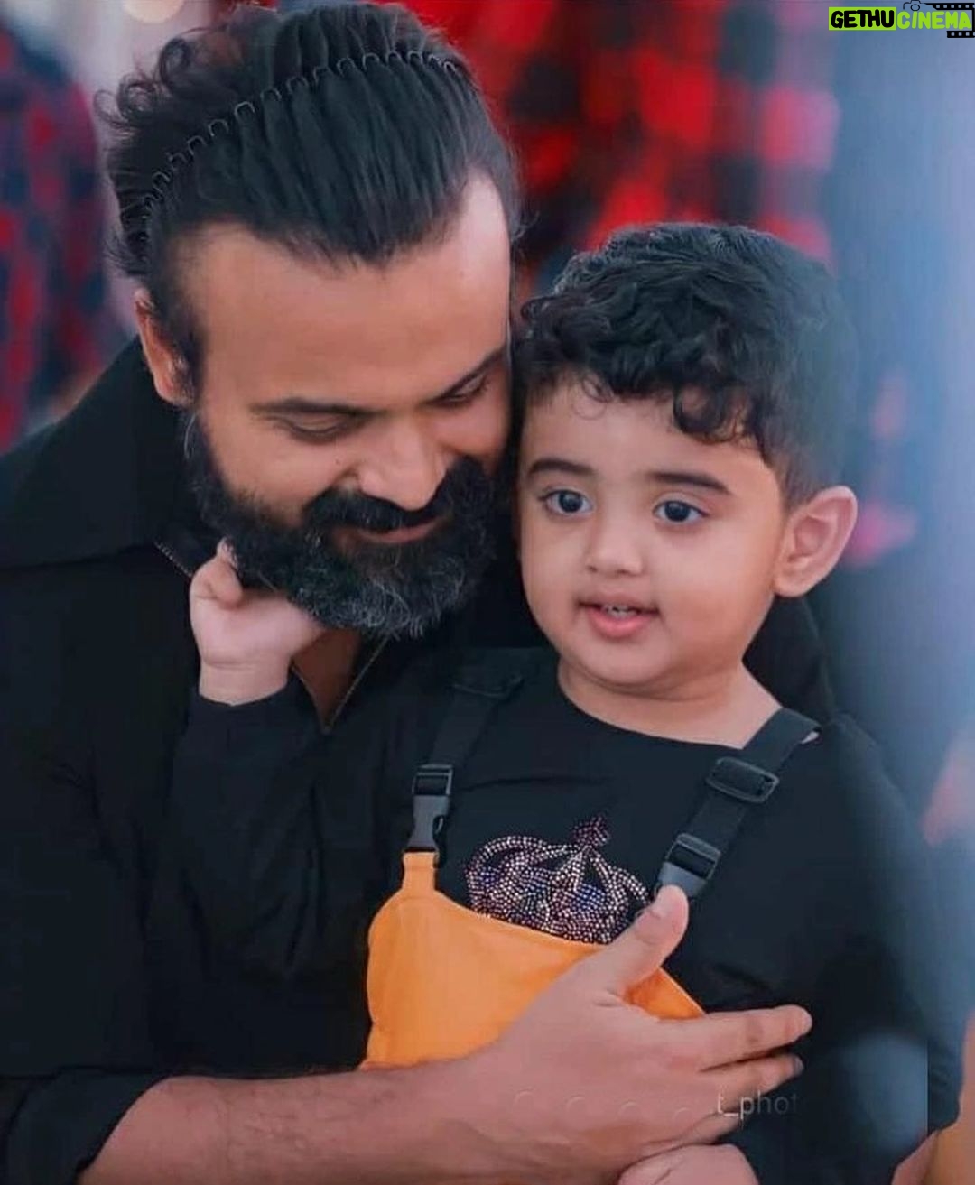 Kunchacko Boban Instagram - …..APPANTE DHIVASAM…. From being Appante Mon to Monte Appan!!! …….HAPPY FATHER’S DAY…. And thank you to all the Mothers who made it possible😍😍 BOBAN- KUNCHACKO- IZAHAAK BOBAN. #molyboban @priyakunchacko