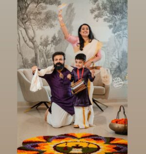 Kunchacko Boban Instagram - ആർപ്പോ....…ONAM🌾
🌼🌼🌼🌼🌼🌼🌼