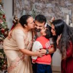 Kunchacko Boban Instagram - It’s the time for Christmas 🎄 Spreading joy,happiness,peace and love to everyone😍😍😍 #chritmasjoy @sanojkumar123 @123weddingalbum @priyaakunchacko