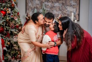 Kunchacko Boban Instagram - It’s the time for Christmas 🎄 
Spreading joy,happiness,peace and love to everyone😍😍😍
#chritmasjoy @sanojkumar123 @123weddingalbum @priyaakunchacko